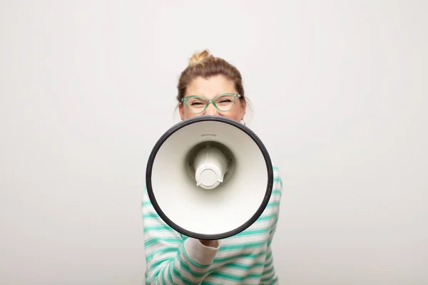 Junge Lateinamerikanische Hübsche Frau Mit Megafon Gegen Flache Wand — Stockfoto