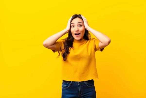 Jonge Latijn Mooie Vrouw Kijken Opgewonden Verrast Open Mond Met — Stockfoto