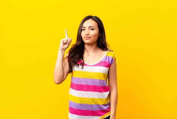 Молода Латинська Гарненька Жінка Відчуває Себе Генієм Який Тримає Палець — стокове фото