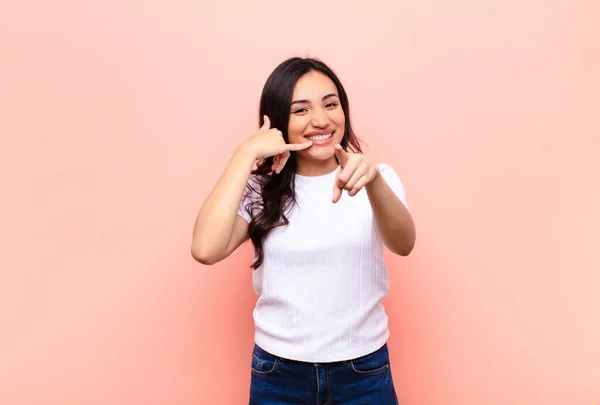 Joven Latina Bonita Mujer Sonriendo Alegremente Apuntando Cámara Mientras Hace — Foto de Stock