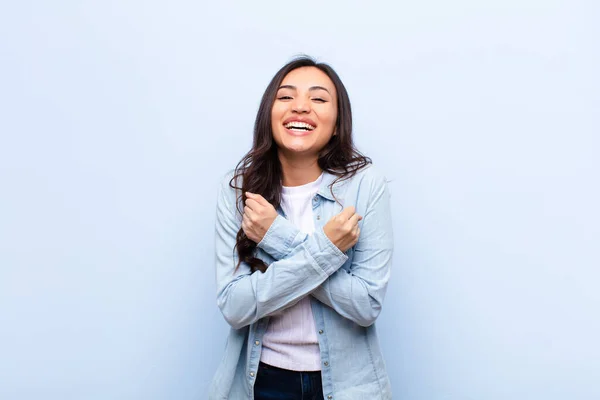 Jong Latijn Mooi Vrouw Glimlachen Vrolijk Vieren Met Vuisten Gebald — Stockfoto