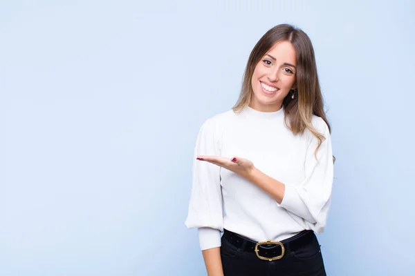 Joven Mujer Bastante Hispana Sonriendo Alegremente Sintiéndose Feliz Mostrando Concepto —  Fotos de Stock