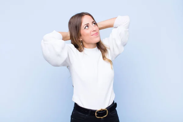 Jovem Bonita Mulher Hispânica Sorrindo Sentindo Relaxado Satisfeito Despreocupado Rindo — Fotografia de Stock