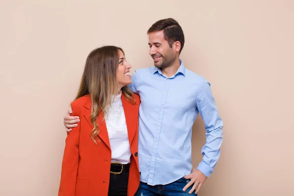 Young Pretty Couple Beige Flat Wall — Stock Photo, Image