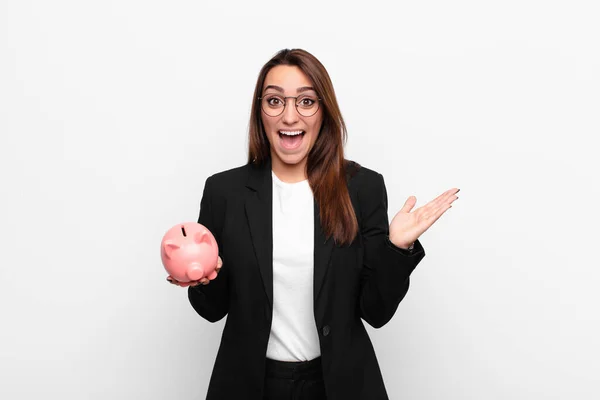 Giovane Donna Affari Felice Eccitata Sorpresa Scioccata Sorridente Stupita Qualcosa — Foto Stock