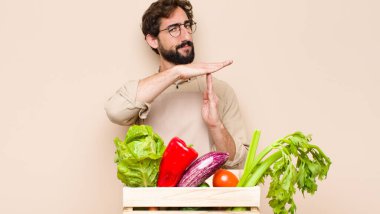 Yeşil bakkal ciddi, sert, kızgın ve canı sıkkın görünüyor.