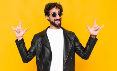 Genç yakışıklı müzisyen. Rock 'n Roll konsepti