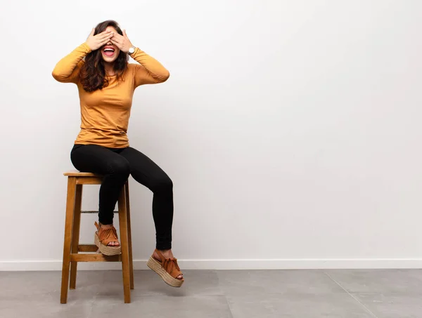 Joven Bonita Mujer Buscando Seria Severa Disgustada Enojada Mostrando Palma — Foto de Stock