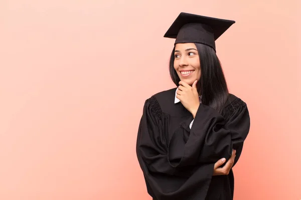 Ung Latinamerikansk Kvinna Student Ler Med Ett Lyckligt Självsäkert Uttryck — Stockfoto