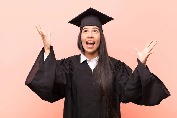 Jovem Estudante Latino Sentindo Feliz Surpreso Sortudo Surpreso Comemorando Vitória — Fotografia de Stock