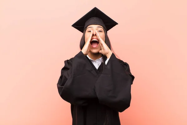 Ung Latinamerikansk Kvinna Student Känner Sig Glad Upphetsad Och Positiv — Stockfoto