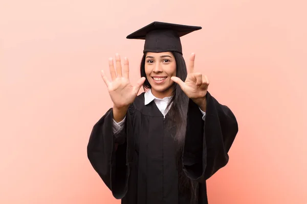 Ung Latinamerikansk Kvinna Student Ler Och Ser Vänlig Visar Nummer — Stockfoto