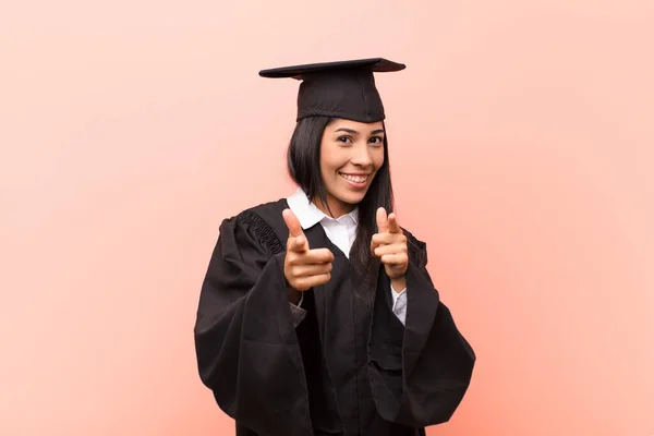 Giovane Studentessa Latina Sentirsi Felice Fresco Soddisfatto Rilassato Successo Indicando — Foto Stock