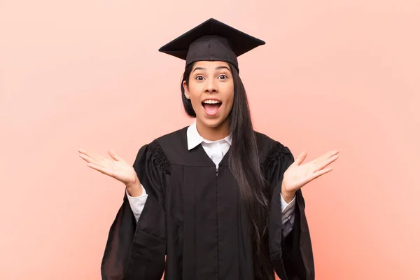 Jong Latijn Vrouw Student Kijken Gelukkig Opgewonden Geschokt Met Een — Stockfoto