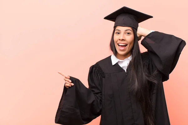 ラテン語の若い女性の学生は笑い 幸せそうなポジティブで驚き 横方向のコピースペースを指す素晴らしいアイデアを実現しました — ストック写真