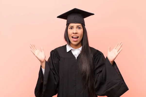 Young Latin Woman Student Looking Shocked Astonished Jaw Dropped Surprise — Stock Photo, Image
