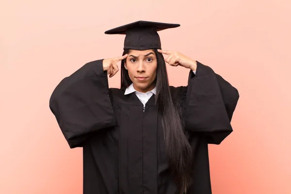 Ung Latinamerikansk Kvinna Student Med Allvarlig Och Koncentrerad Utseende Brainstorming — Stockfoto