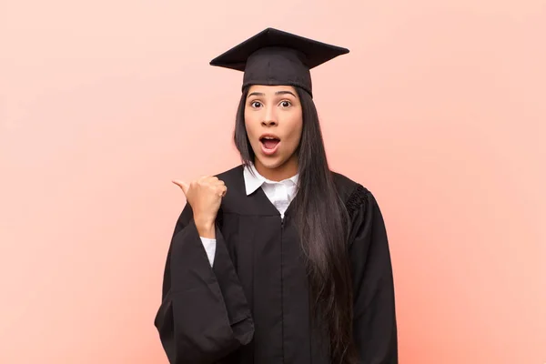 Young Latin Woman Student Looking Astonished Disbelief Pointing Object Side — Stock Photo, Image