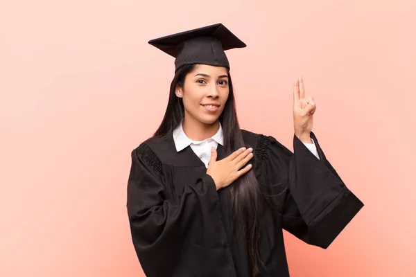 Ung Latinamerikansk Kvinna Student Ser Glad Säker Och Pålitlig Leende — Stockfoto