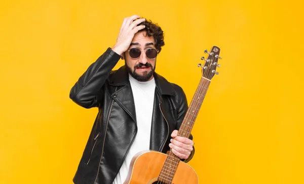 Jonge Muzikant Die Zich Geschokt Geschokt Voelt Hand Hand Steekt — Stockfoto