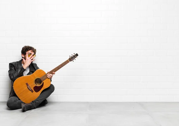 Jeune Musicien Homme Sentant Effrayé Embarrassé Regardant Espionnant Avec Les — Photo
