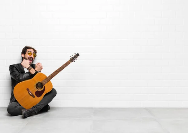 Jonge Muzikant Man Lachend Vrolijk Feestelijk Met Vuisten Gebald Armen — Stockfoto