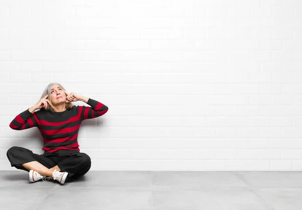 Hübsche Frau Älteren Oder Mittleren Alters Die Sich Verwirrt Oder — Stockfoto