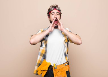 Genç temizlikçi kendini mutlu, heyecanlı ve pozitif hissediyordu. Elleri ağızda, düz duvara doğru bağırıyordu.