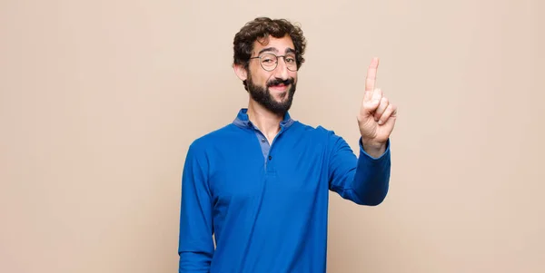 Joven Hombre Guapo Sonriendo Buscando Amigable Mostrando Número Uno Primero — Foto de Stock