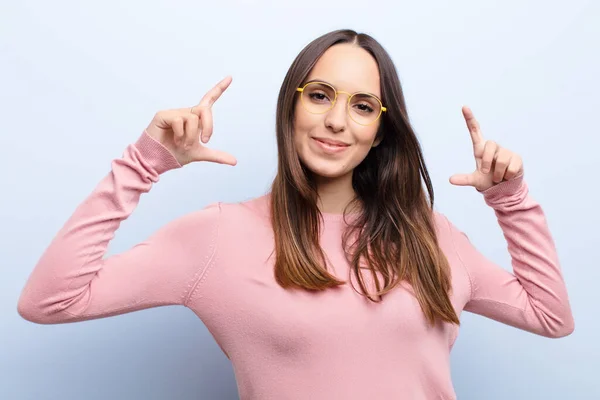 Ung Vacker Kvinna Inramning Eller Skissera Eget Leende Med Båda — Stockfoto