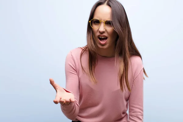 Joven Bonita Mujer Mirando Enojado Molesto Frustrado Gritando Wtf Que — Foto de Stock