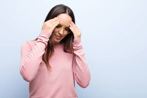 Ung Vacker Kvinna Ser Stressad Och Frustrerad Arbetar Press Med — Stockfoto