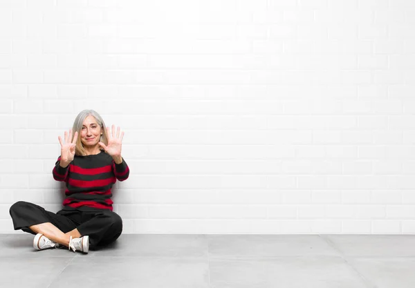 Seniores Meia Idade Bonita Mulher Sorrindo Olhando Amigável Mostrando Número — Fotografia de Stock