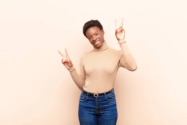 年轻美丽的黑人女子 面容快乐 心满意足 用双手表示胜利或和平 — 图库照片