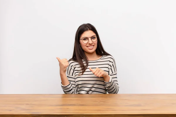 Junge Hübsche Frau Lächelt Fröhlich Und Zeigt Beiläufig Auf Den — Stockfoto