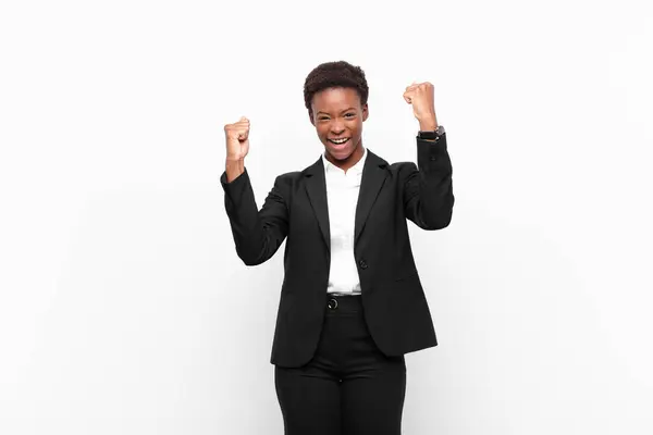 Joven Bonita Mujer Negraelebrando Éxito Increíble Como Ganador Mirando Emocionado — Foto de Stock