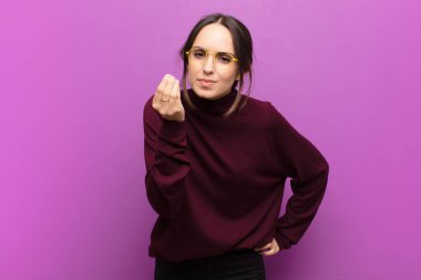 Genç ve güzel bir kadın sana borcunu ödemeni söyleyerek kapiş ya da para hareketi yapıyor! mor duvara yaslan