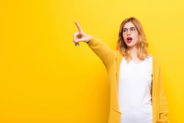 Jong Mooi Blond Vrouw Voelen Geschokt Verrast Wijzen Kijken Omhoog — Stockfoto