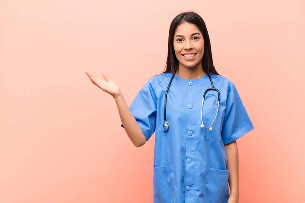 Jonge Latijnse Verpleegster Die Zich Gelukkig Verrast Vrolijk Voelt Lachend — Stockfoto