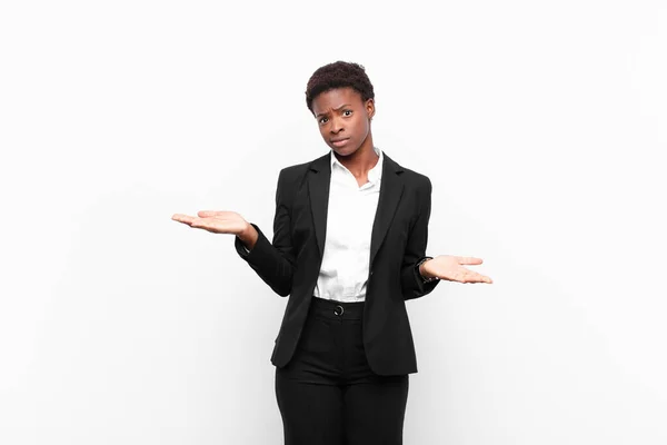 Genç Güzel Siyah Kadın Kafası Karışmış Stresli Görünüyor Farklı Seçenekler — Stok fotoğraf