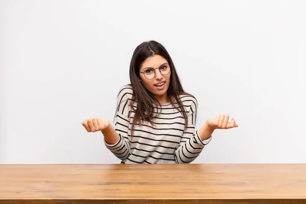 Jonge Mooie Vrouw Voelt Zich Onwetend Verward Niet Zeker Welke — Stockfoto