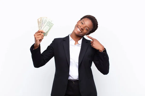 Joven Bastante Negro Mujersonriendo Con Confianza Señalando Propia Amplia Sonrisa —  Fotos de Stock