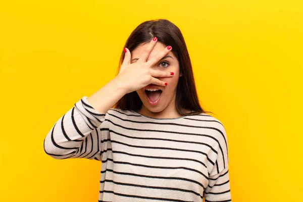 Jonge Mooie Vrouw Kijken Geschokt Bang Doodsbang Bedekken Gezicht Met — Stockfoto