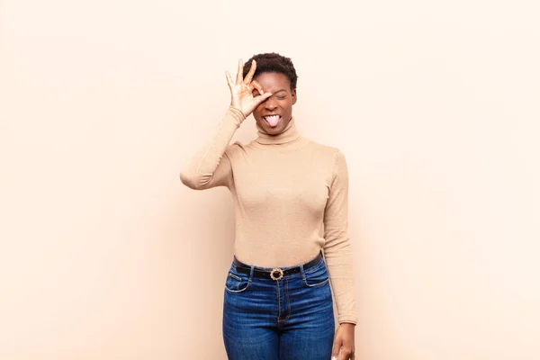 Jóvenes Bastante Negro Mujersonriendo Felizmente Con Cara Divertida Bromeando Mirando — Foto de Stock