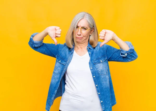 Senior Middelbare Leeftijd Mooie Vrouw Kijken Verdrietig Teleurgesteld Boos Duimen — Stockfoto