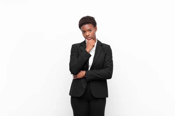 Genç Siyah Kadın Ciddi Görünüyor Kafası Karışık Kararsız Düşünceli Beyaz — Stok fotoğraf
