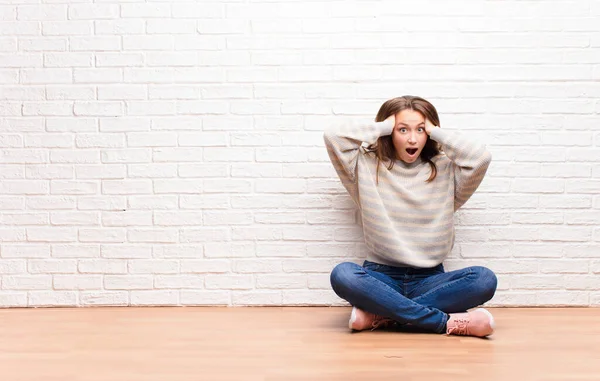 Junges Blondes Hübsches Mädchen Das Die Hände Zum Kopf Hebt — Stockfoto