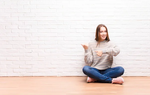 Joven Rubia Bonita Chica Sonriendo Alegremente Casualmente Apuntando Copiar Espacio — Foto de Stock