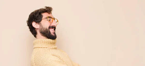 Jovem Homem Fresco Sorrindo Para Câmera Com Braços Cruzados Uma — Fotografia de Stock