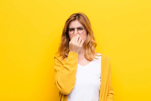 Giovane Bella Donna Bionda Sente Disgustata Tenendo Naso Evitare Annusare — Foto Stock